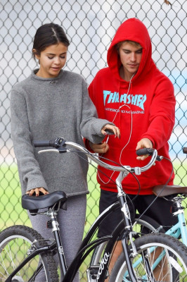 11.01 | Justin Bieber andando de bicicleta em Los Angeles, CA