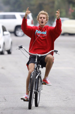 11.01 | Justin Bieber andando de bicicleta em Los Angeles, CA