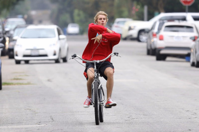 11.01 | Justin Bieber andando de bicicleta em Los Angeles, CA