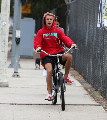 11.01 | Justin Bieber andando de bicicleta em Los Angeles, CA