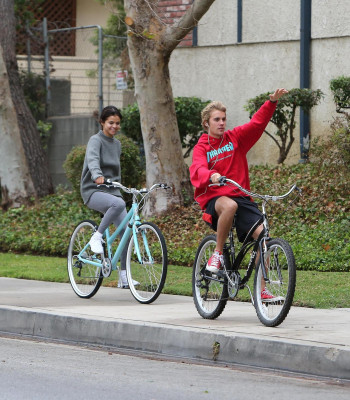 11.01 | Justin Bieber andando de bicicleta em Los Angeles, CA