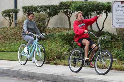 11.01 | Justin Bieber andando de bicicleta em Los Angeles, CA