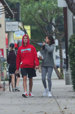 11.01 | Justin Bieber andando de bicicleta em Los Angeles, CA