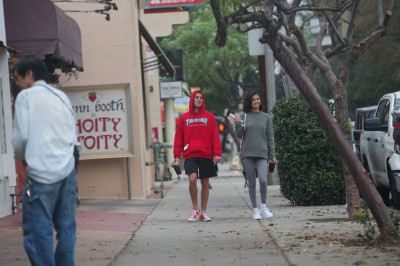 11.01 | Justin Bieber andando de bicicleta em Los Angeles, CA