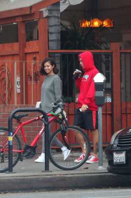 11.01 | Justin Bieber andando de bicicleta em Los Angeles, CA