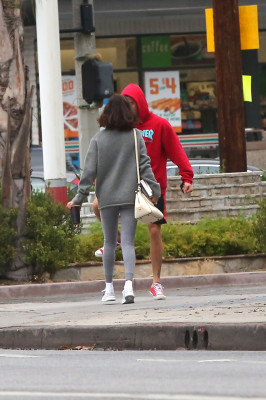 11.01 | Justin Bieber andando de bicicleta em Los Angeles, CA
