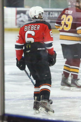 11.01 | Justin Bieber jogando hóquei no Los Angeles Kings Valley Ice Center em Ventura, Califórnia