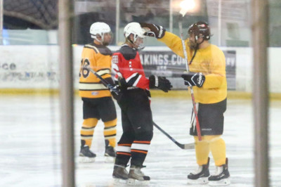 11.01 | Justin Bieber jogando hóquei no Los Angeles Kings Valley Ice Center em Ventura, Califórnia
