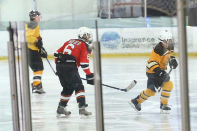 11.01 | Justin Bieber jogando hóquei no Los Angeles Kings Valley Ice Center em Ventura, Califórnia
