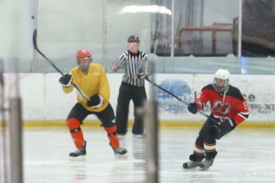 11.01 | Justin Bieber jogando hóquei no Los Angeles Kings Valley Ice Center em Ventura, Califórnia