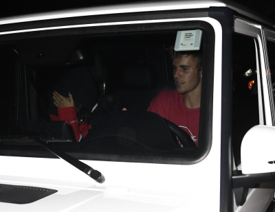 11.01 | Justin Bieber e Selena Gomez chegando na sua casa em Studio City, Califórnia
