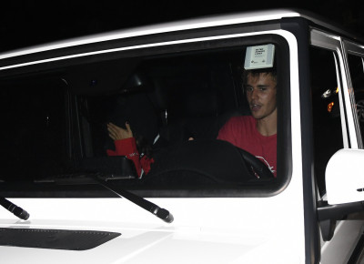 11.01 | Justin Bieber e Selena Gomez chegando na sua casa em Studio City, Califórnia