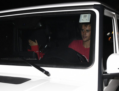 11.01 | Justin Bieber e Selena Gomez chegando na sua casa em Studio City, Califórnia