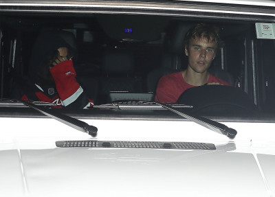 11.01 | Justin Bieber e Selena Gomez chegando na sua casa em Studio City, Califórnia