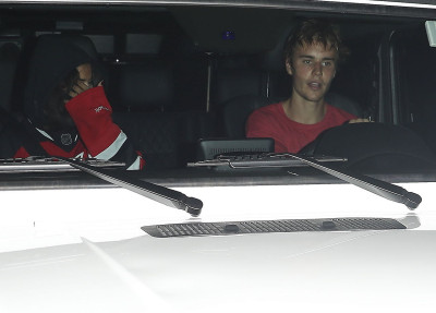 11.01 | Justin Bieber e Selena Gomez chegando na sua casa em Studio City, Califórnia