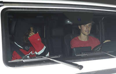 11.01 | Justin Bieber e Selena Gomez chegando na sua casa em Studio City, Califórnia