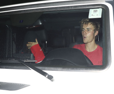 11.01 | Justin Bieber e Selena Gomez chegando na sua casa em Studio City, Califórnia