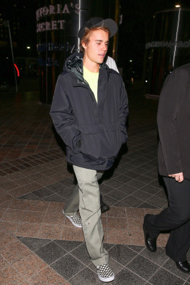 11.03 | Justin Bieber no Morton’s Steak House em Los Angeles, Califórnia