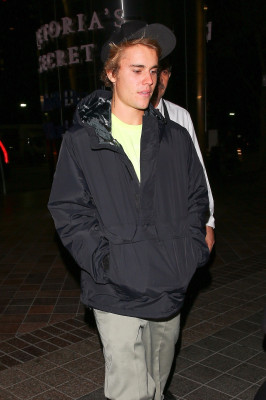 11.03 | Justin Bieber no Morton’s Steak House em Los Angeles, Califórnia