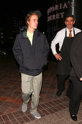11.03 | Justin Bieber no Morton’s Steak House em Los Angeles, Califórnia
