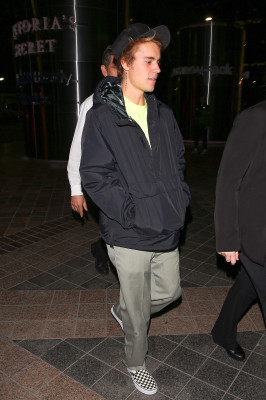 11.03 | Justin Bieber no Morton’s Steak House em Los Angeles, Califórnia