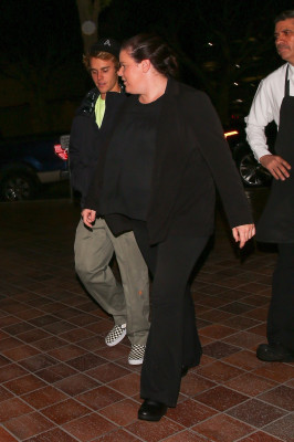 11.03 | Justin Bieber no Morton’s Steak House em Los Angeles, Califórnia