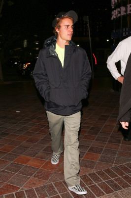 11.03 | Justin Bieber no Morton’s Steak House em Los Angeles, Califórnia