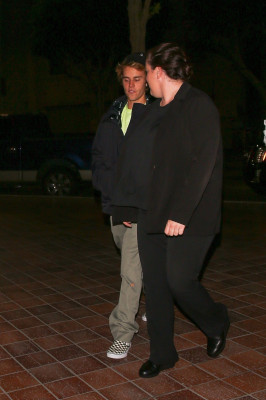 11.03 | Justin Bieber no Morton’s Steak House em Los Angeles, Califórnia