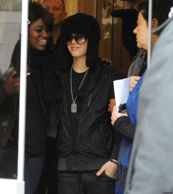 22.02 | Justin Bieber deixando a rádio ADO FM em Paris