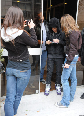 22.02 | Justin Bieber deixando a rádio ADO FM em Paris