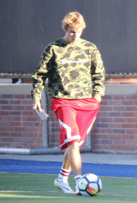 11.07 | Justin Bieber jogando bola em Los Angeles, Califórnia
