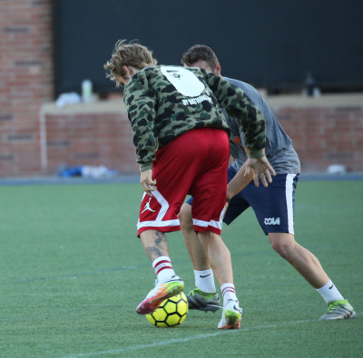 11.07 | Justin Bieber jogando bola em Los Angeles, Califórnia