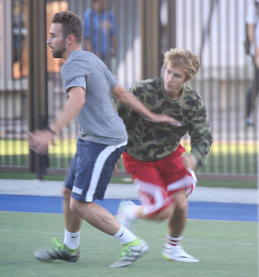 11.07 | Justin Bieber jogando bola em Los Angeles, Califórnia