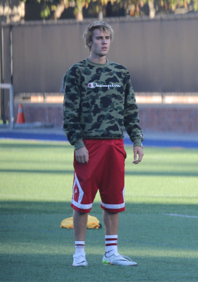 11.07 | Justin Bieber jogando bola em Los Angeles, Califórnia