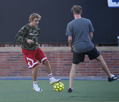11.07 | Justin Bieber jogando bola em Los Angeles, Califórnia
