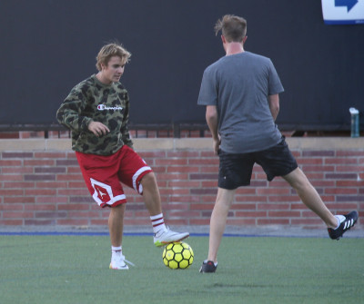 11.07 | Justin Bieber jogando bola em Los Angeles, Califórnia