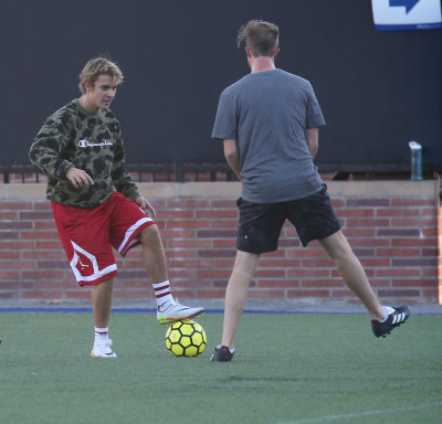 11.07 | Justin Bieber jogando bola em Los Angeles, Califórnia