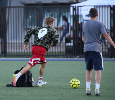11.07 | Justin Bieber jogando bola em Los Angeles, Califórnia