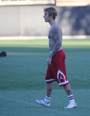 11.07 | Justin Bieber jogando bola em Los Angeles, Califórnia