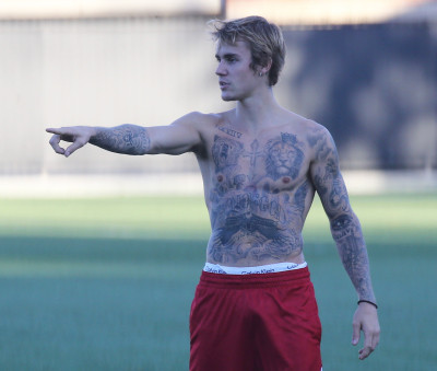11.07 | Justin Bieber jogando bola em Los Angeles, Califórnia
