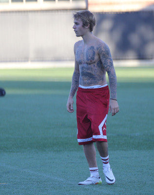 11.07 | Justin Bieber jogando bola em Los Angeles, Califórnia