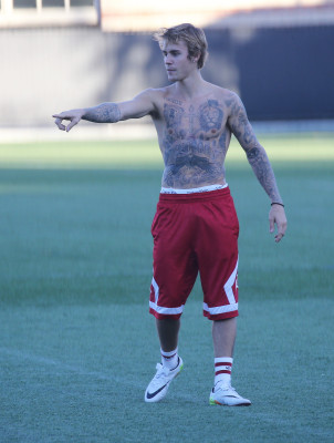 11.07 | Justin Bieber jogando bola em Los Angeles, Califórnia