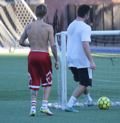 11.07 | Justin Bieber jogando bola em Los Angeles, Califórnia