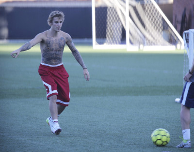 11.07 | Justin Bieber jogando bola em Los Angeles, Califórnia