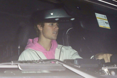 15.11 | Justin Bieber chegando no LA Kings Valley Ice Center em Panorama City, CA