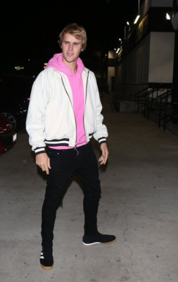 15.11 | Justin Bieber chegando no LA Kings Valley Ice Center em Panorama City, CA