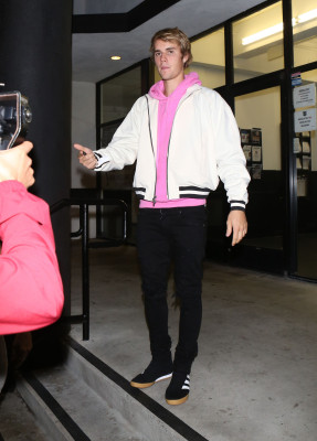 15.11 | Justin Bieber chegando no LA Kings Valley Ice Center em Panorama City, CA