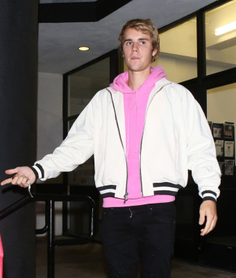 15.11 | Justin Bieber chegando no LA Kings Valley Ice Center em Panorama City, CA