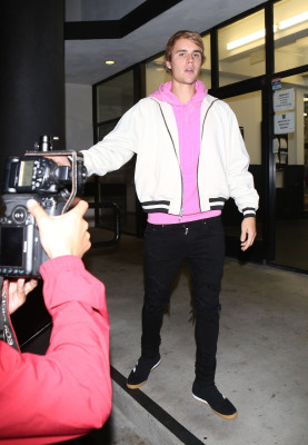 15.11 | Justin Bieber chegando no LA Kings Valley Ice Center em Panorama City, CA