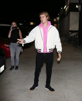 15.11 | Justin Bieber chegando no LA Kings Valley Ice Center em Panorama City, CA